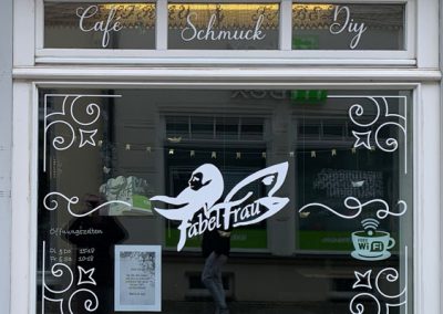 Fabel­Frau Schmuck-Cafe